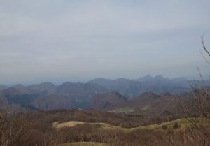 八風山と物見山の遊歩道からのハイキング中の風景